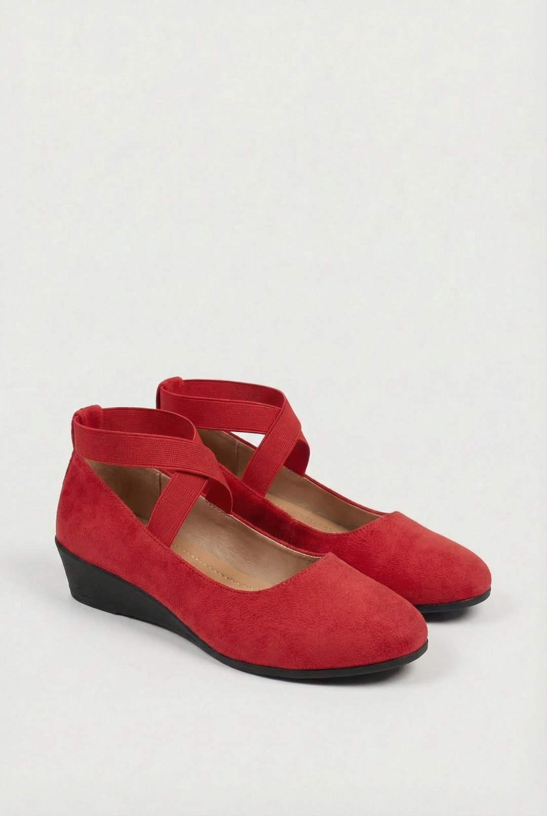Versatile women's slip-on casual shoes. Cushioned flats for everyday wear, comfort, and style.