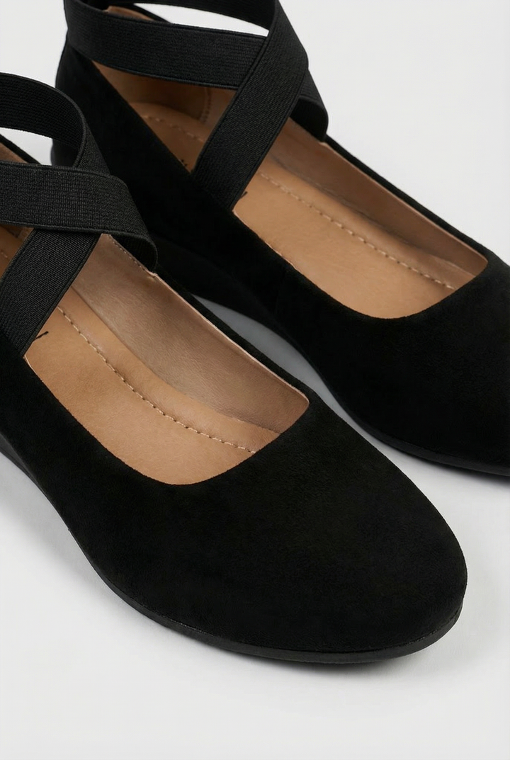 Cushioned women's slip-on walking shoes for everyday comfort. Versatile casual flats for easy wear.