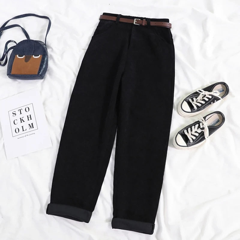 Versatile women's corduroy trousers with a high waist and relaxed fit, perfect for chic autumn-winter wear.