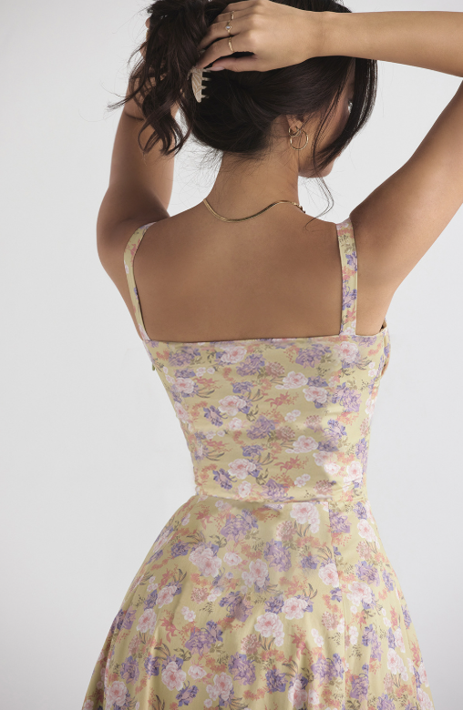 Chic women's floral print midi dress, perfect for a sophisticated spring look. Versatile style.