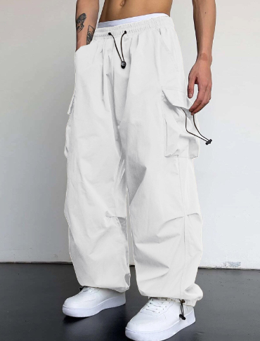 Trendy women's wide leg cargo pants with practical multi-pockets, ideal for modern casual outfits and daily use.