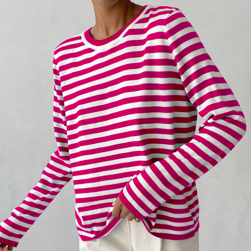 Versatile women's striped t-shirt, comfortable and stylish short sleeve top for elegant everyday fashion.