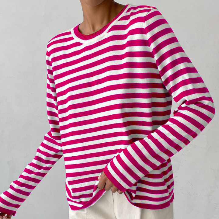 Versatile women's striped t-shirt, comfortable and stylish short sleeve top for elegant everyday fashion.