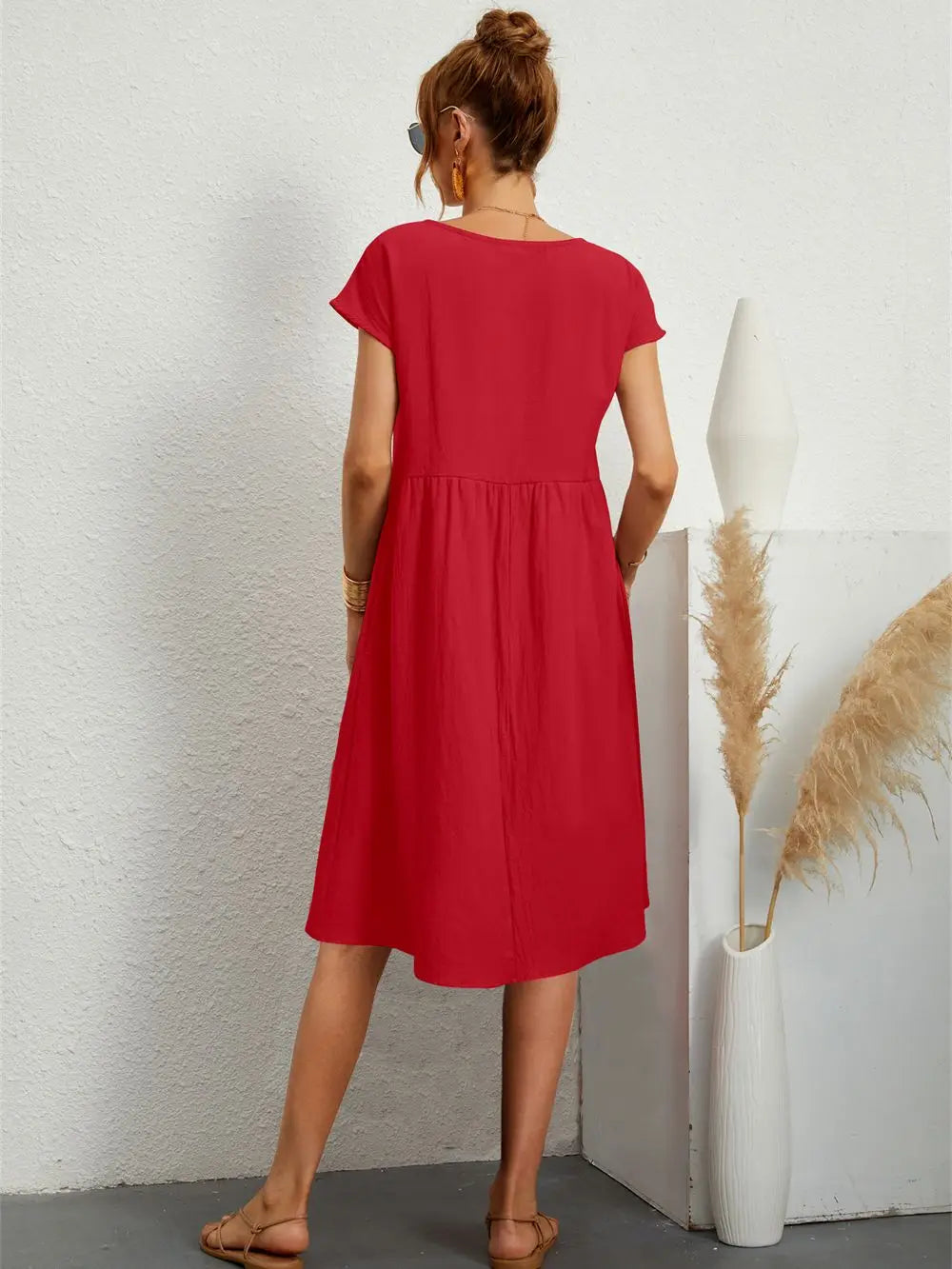 Stylish loose-fit midi dress for women, ideal for spring & summer. Features practical pockets.