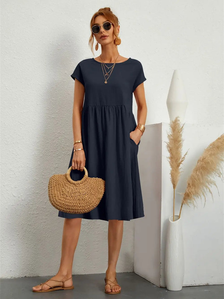 Chic women's pocket midi dress, perfect for relaxed summer days. Soft and comfortable.