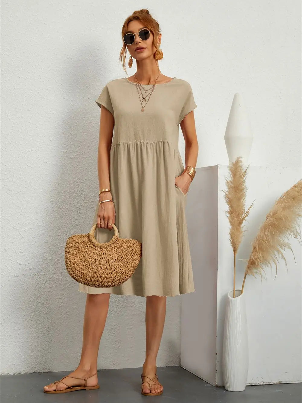 Casual women's pocket midi dress, perfect for warm weather. Easy to wear and stylish.