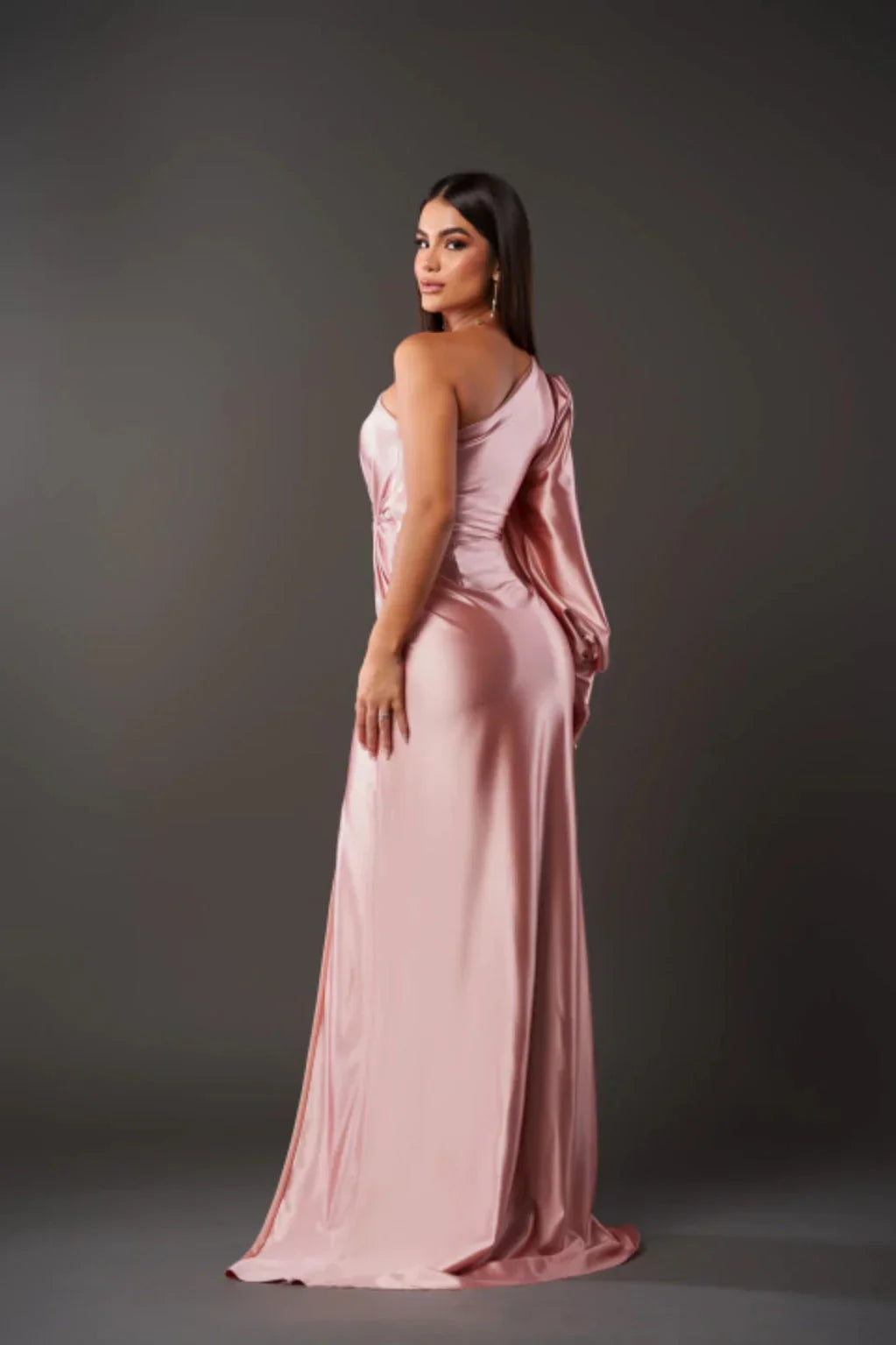 Flowing women's one-shoulder maxi dress, a colorful and elegant choice for dancing at parties.