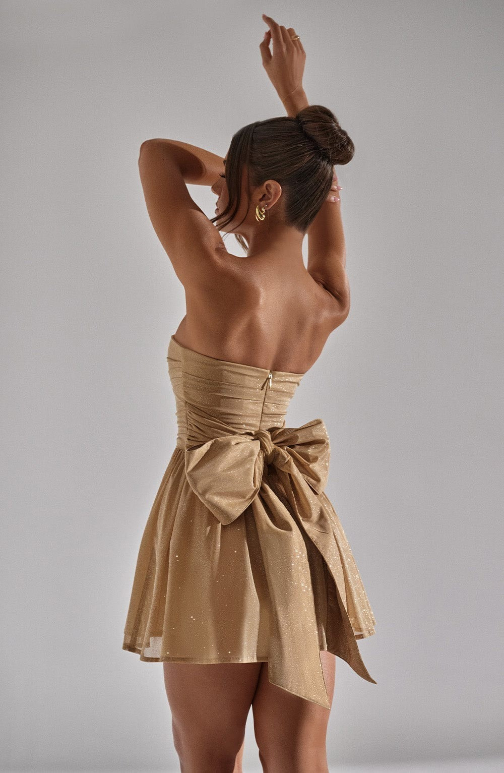 Stylish women's off-shoulder mini dress with a fitted bodycon silhouette, great for parties.