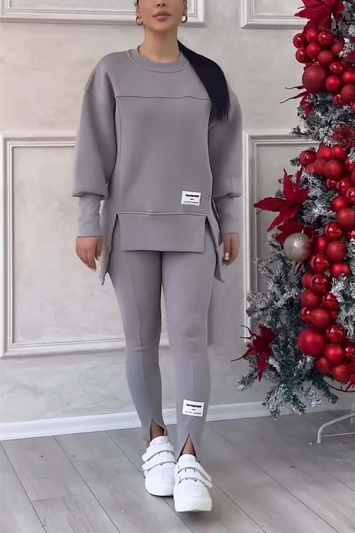 Versatile women's oversized loungewear set, ideal for autumn comfort; includes a cozy crew neck sweater & leggings.