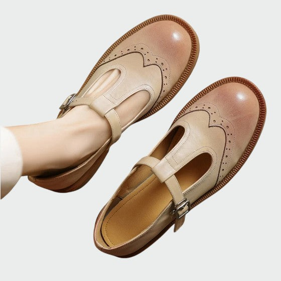 Comfortable women's retro Mary Jane flats, ideal everyday vintage footwear. Classic style for all-day wear.