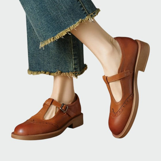 Elegant women's retro Mary Jane flats featuring a vintage classic style. Comfortable footwear for modern women.