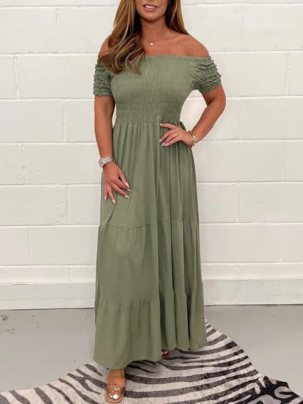 Comfortable women's long pleated maxi dress, ideal for casual chic or elegant occasion wear. Versatile summer fashion.