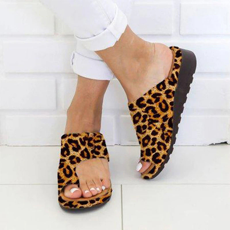 Casual women's orthopaedic sandals with a supportive sole, perfect for daily comfort & style.