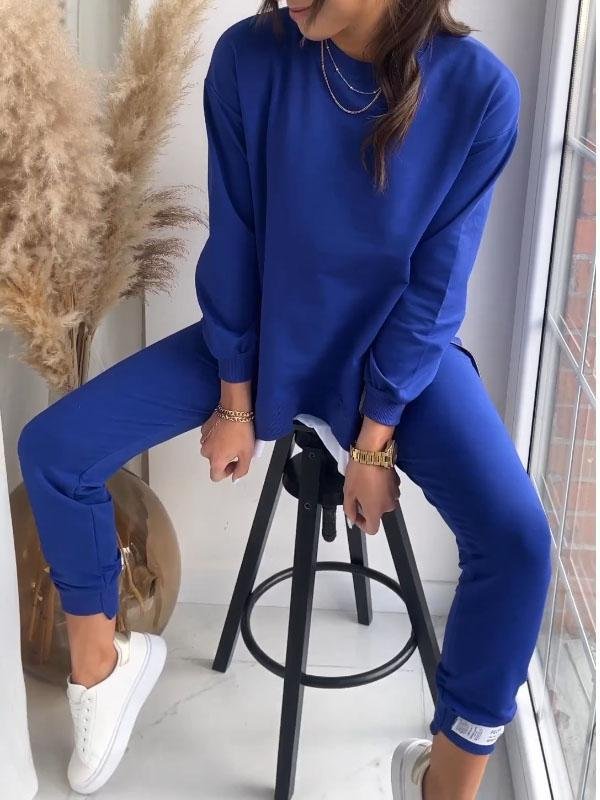Relaxed fit women's loungewear: a comfortable, casual two-piece sweatshirt and pants set.