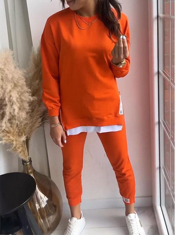Casual women's cozy loungewear set. Relax in this comfortable sweatshirt and matching pants.