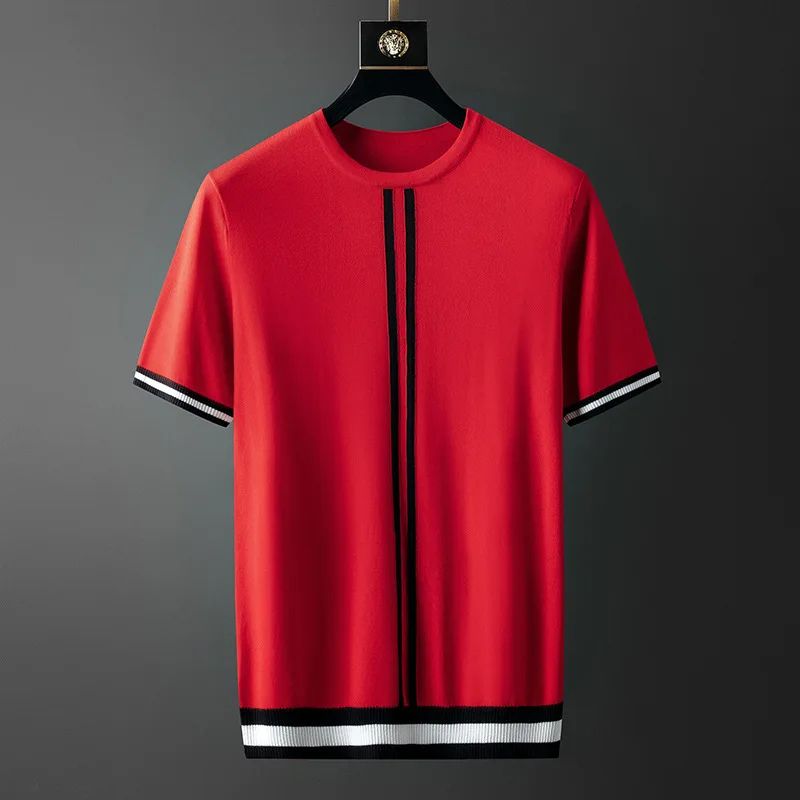 Modern men's casual t-shirt, lightweight & breathable, ideal for summer comfort and everyday warm weather style.