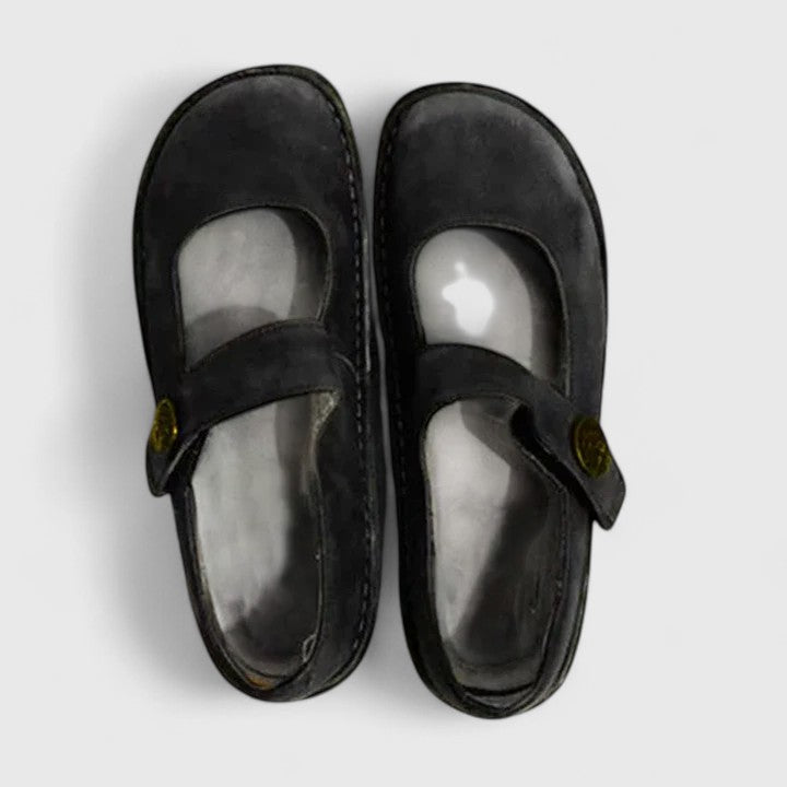 Elegant yet casual women's Mary Jane shoes with a comfortable rounded toe, classic strap, and stitch-defined sole.