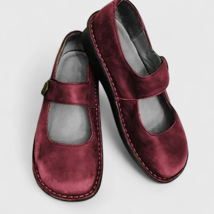 Flat women's Mary Jane shoes with a comfortable rounded toe and eye-catching stitch-defined sole, for casual style.