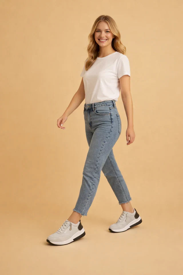 Versatile women's low-top sneakers, cushioned for ultimate comfort and everyday casual style.