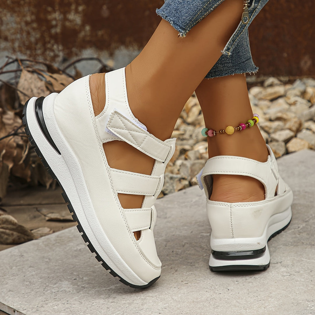Fashionable women's platform sandals with a comfortable round toe design, perfect for summer footwear.