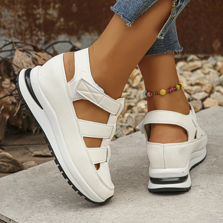 Fashionable women's platform sandals with a comfortable round toe design, perfect for summer footwear.