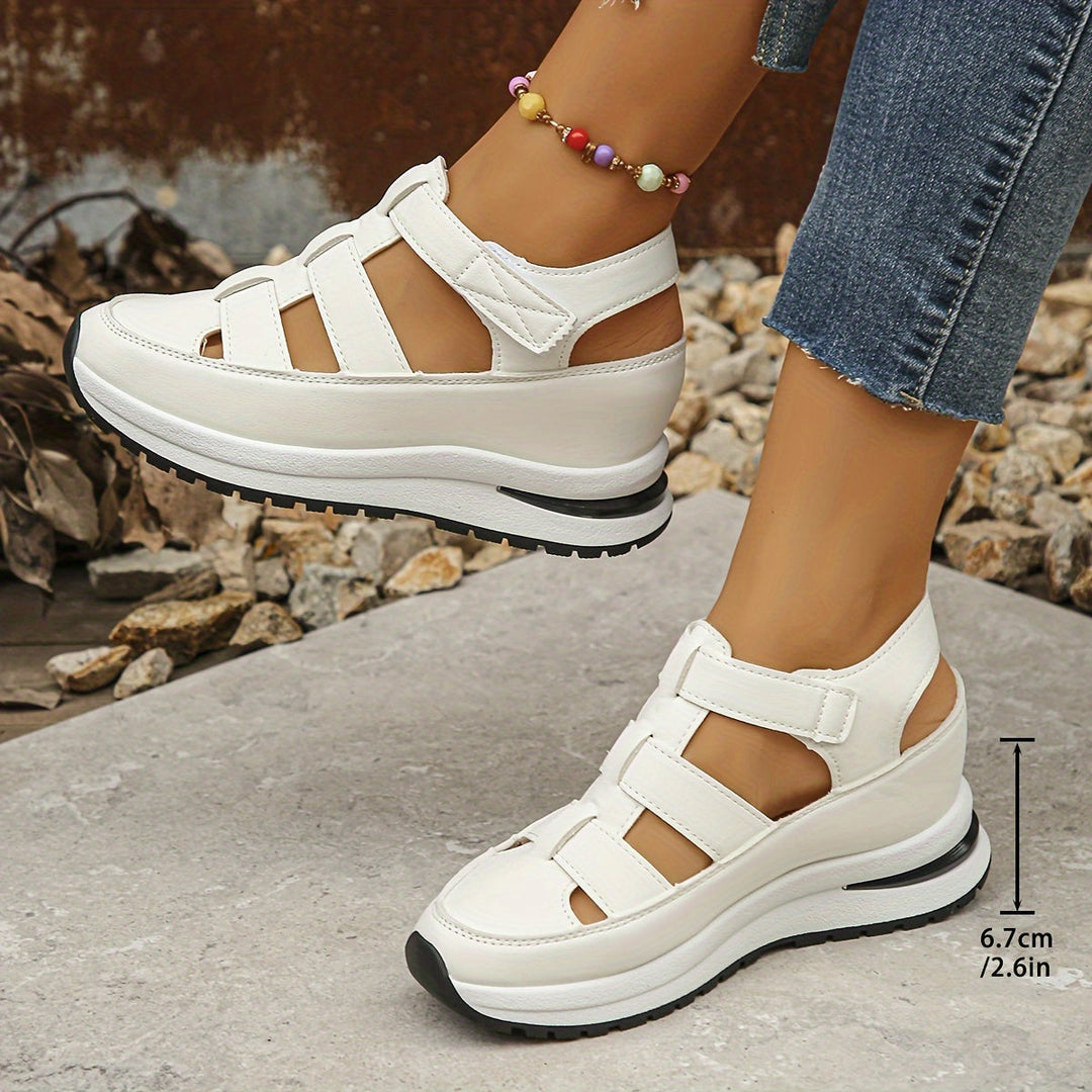 Comfortable women's platform sandals with a chic round toe, essential for summer comfort.
