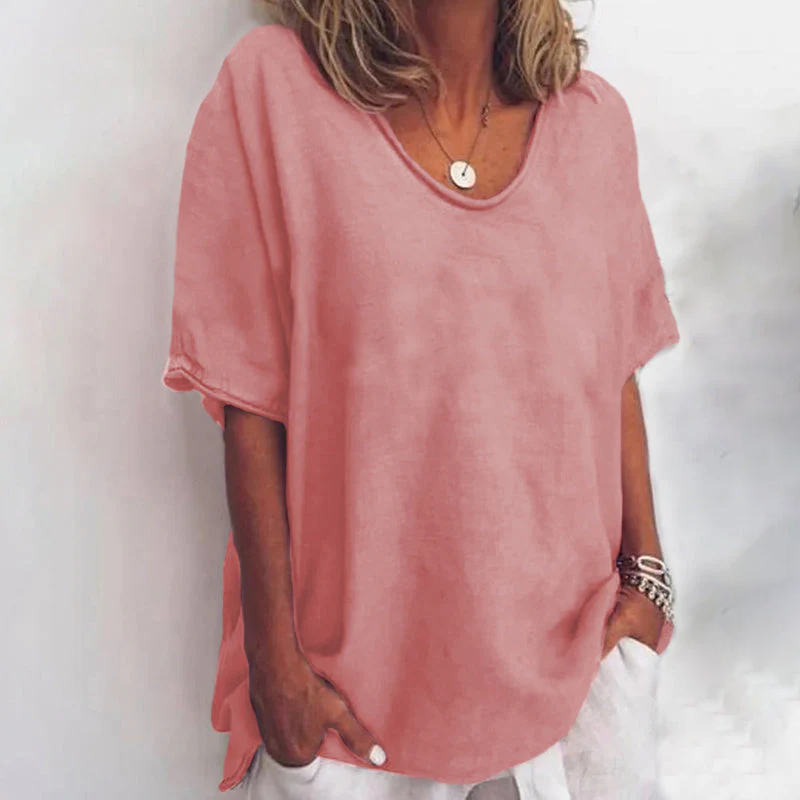 Versatile women's blouse, ideal for everyday wear, featuring a comfortable loose fit that flatters.