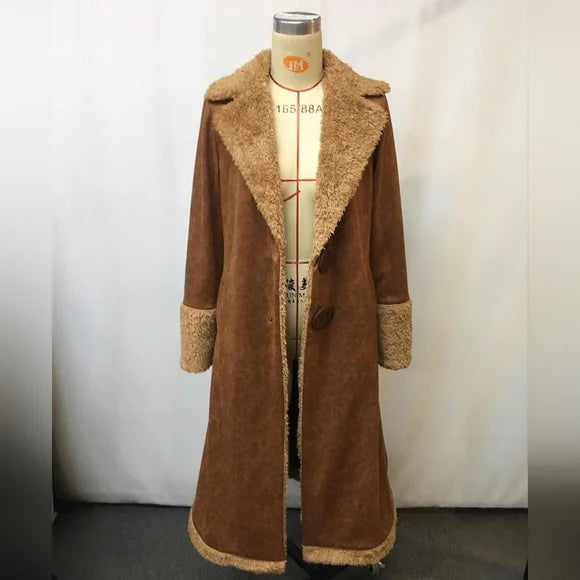 Chic women's trench coat, ideal spring & autumn outerwear. Classic ladies jacket for an elegant look.