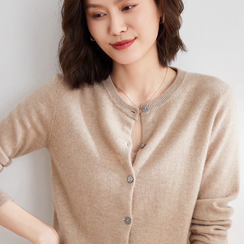 Elegant patterned women's cardigan. Versatile long-sleeve outerwear for casual layering.