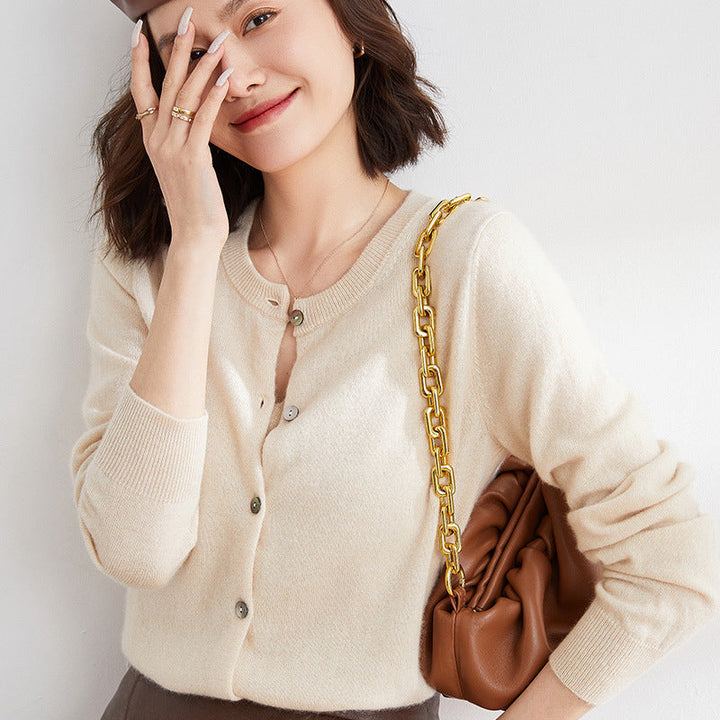 Cozy women's patterned long-sleeve cardigan. Elegant & versatile for casual spring/fall fashion.