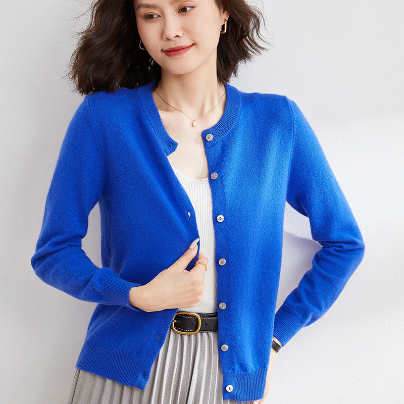Casual elegant women's patterned cardigan. Cozy long-sleeve knit, perfect for layering.