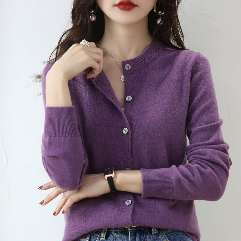 Soft women's long-sleeve cardigan with an elegant pattern. Cozy and stylish for everyday wear.