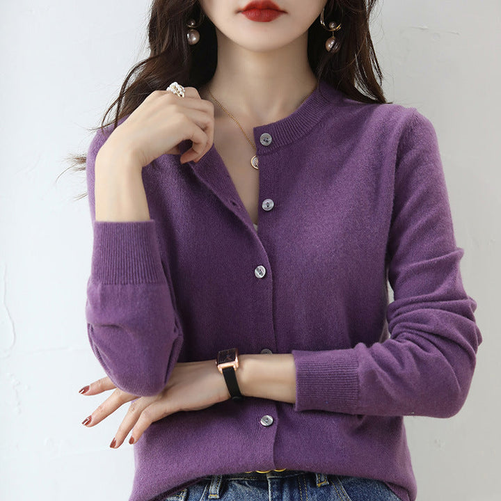 Soft women's long-sleeve cardigan with an elegant pattern. Cozy and stylish for everyday wear.