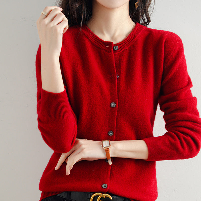 Elegant patterned women's cardigan. Cozy long-sleeve outerwear, perfect for comfortable fashion.