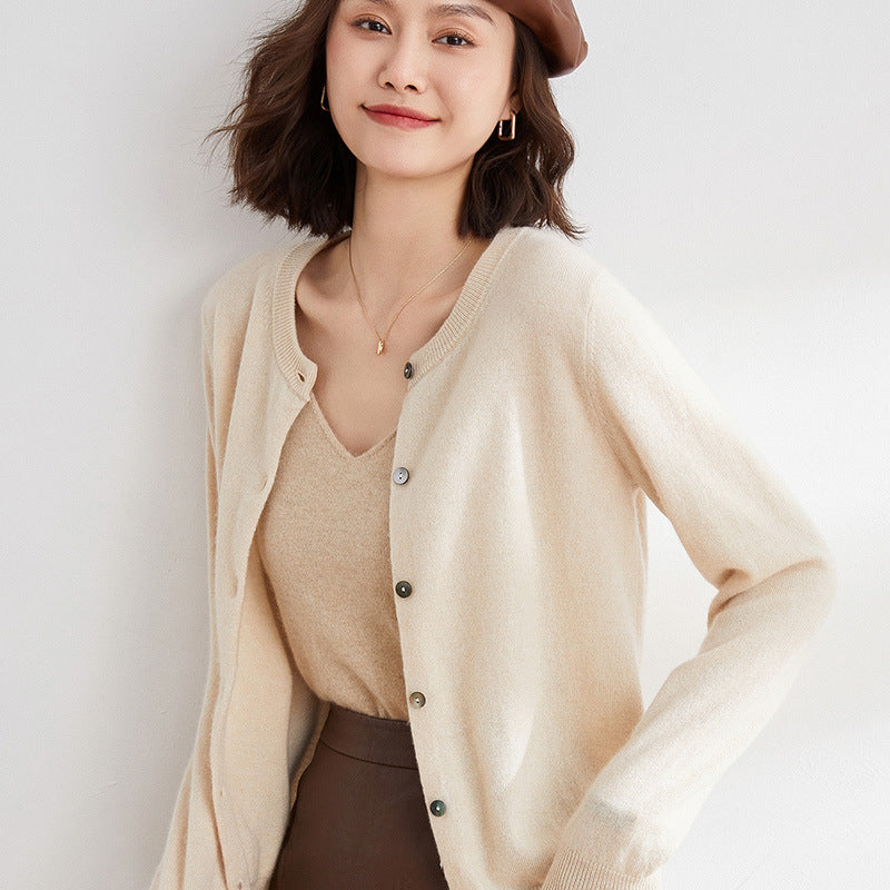 Stylish long-sleeve women's cardigan with an elegant pattern. Perfect for fall fashion.
