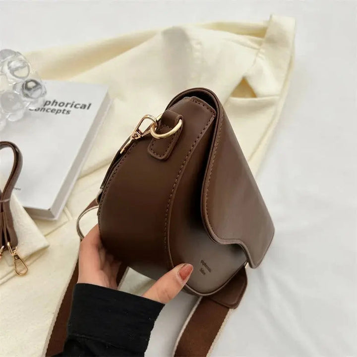Fashionable women's everyday shoulder bag, a luxurious accessory for daily style & essentials.