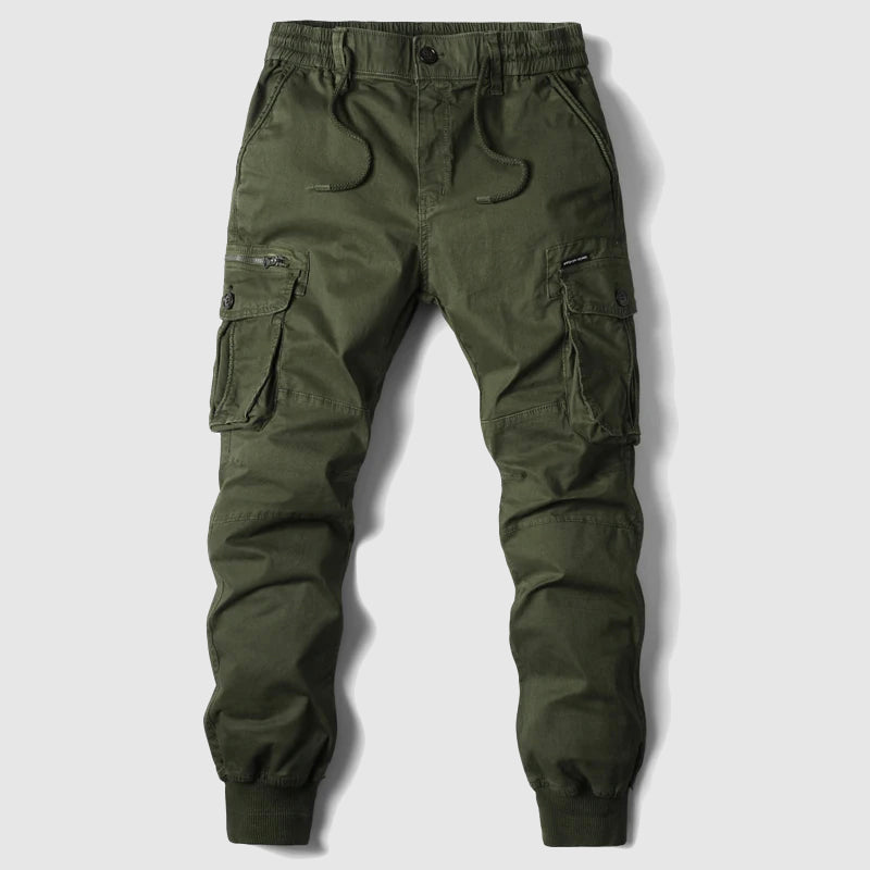 Stylish men's black cargo jogger pants. Comfortable bottoms with practical pockets, ideal for versatile everyday use.