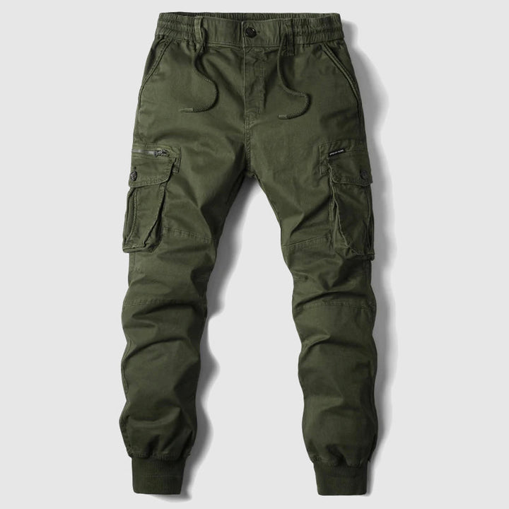Stylish men's black cargo jogger pants. Comfortable bottoms with practical pockets, ideal for versatile everyday use.