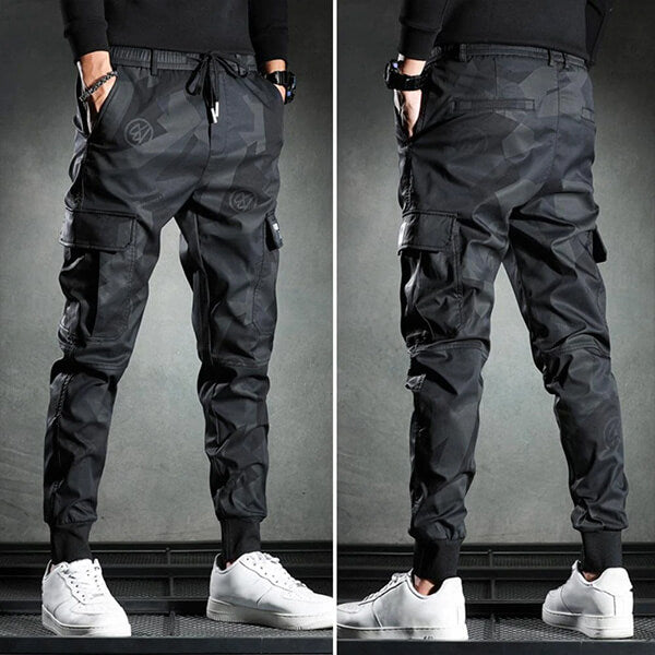 Stylish men's camouflage cargo pants with utility pockets for a casual, military-inspired streetwear look. Comfortable.