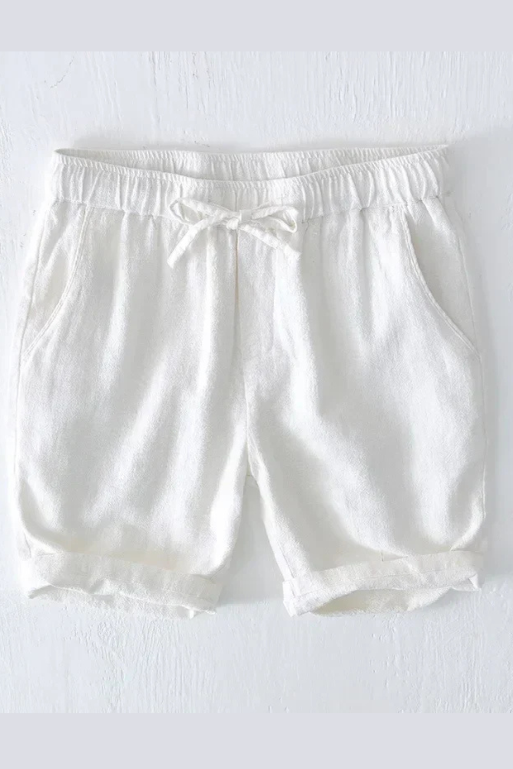 Casual men's pocket shorts, elastic waist, drawstring, relaxed fit, stylish for summer outings.