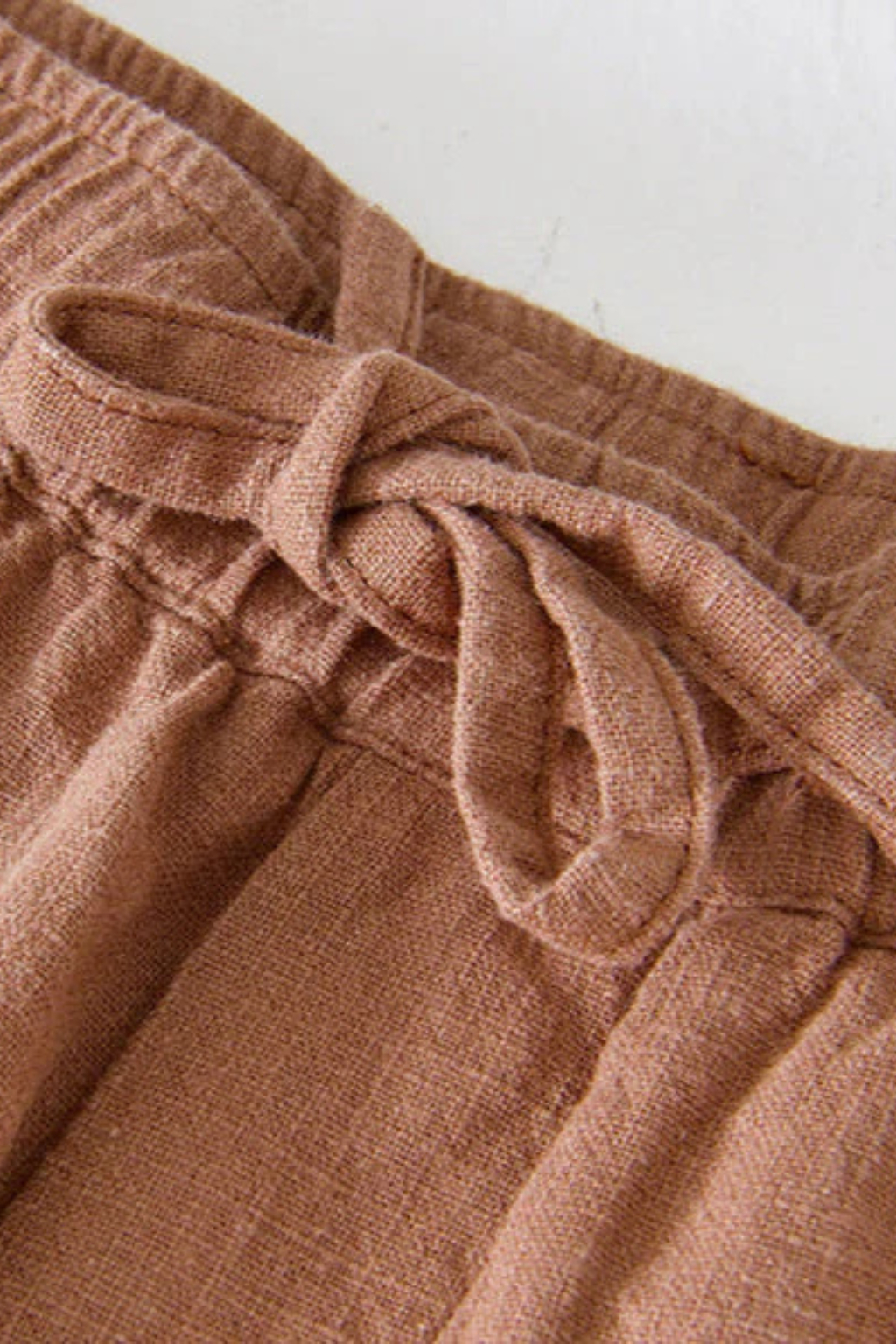 Men's casual drawstring shorts, elastic waist, knee-length, ideal for comfortable summer wear.