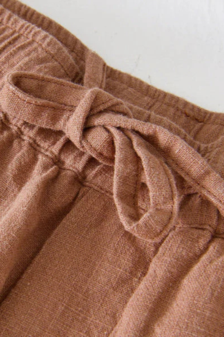 Men's casual drawstring shorts, elastic waist, knee-length, ideal for comfortable summer wear.