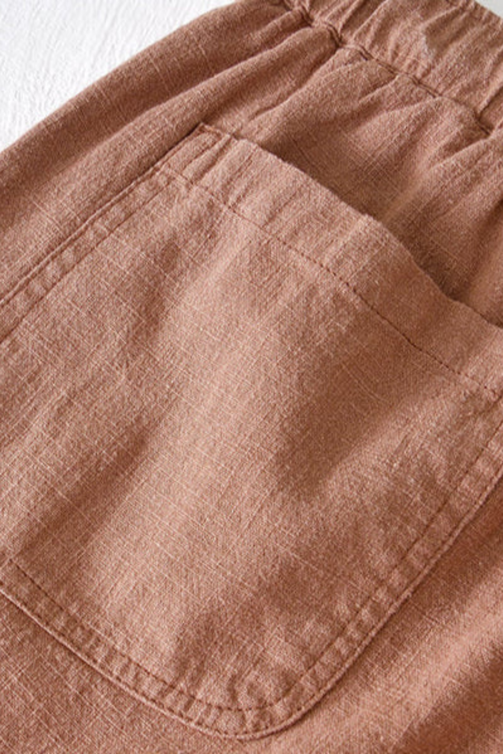 Men's stylish knee-length shorts, elastic waist, drawstring, offering a comfortable casual look.