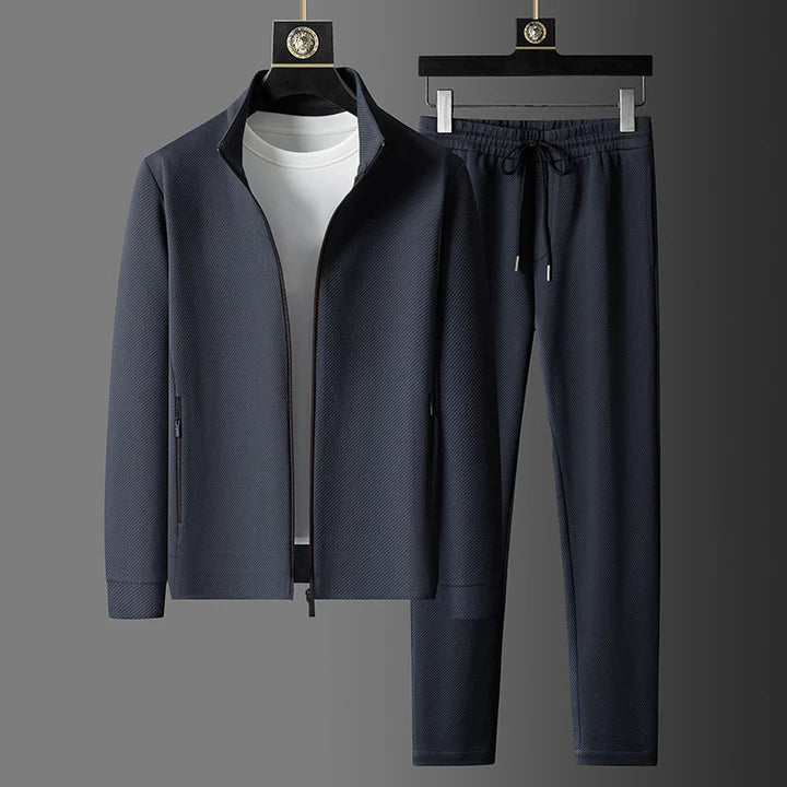 Men's comfortable travel tracksuit set, includes a practical zip jacket and cozy joggers.