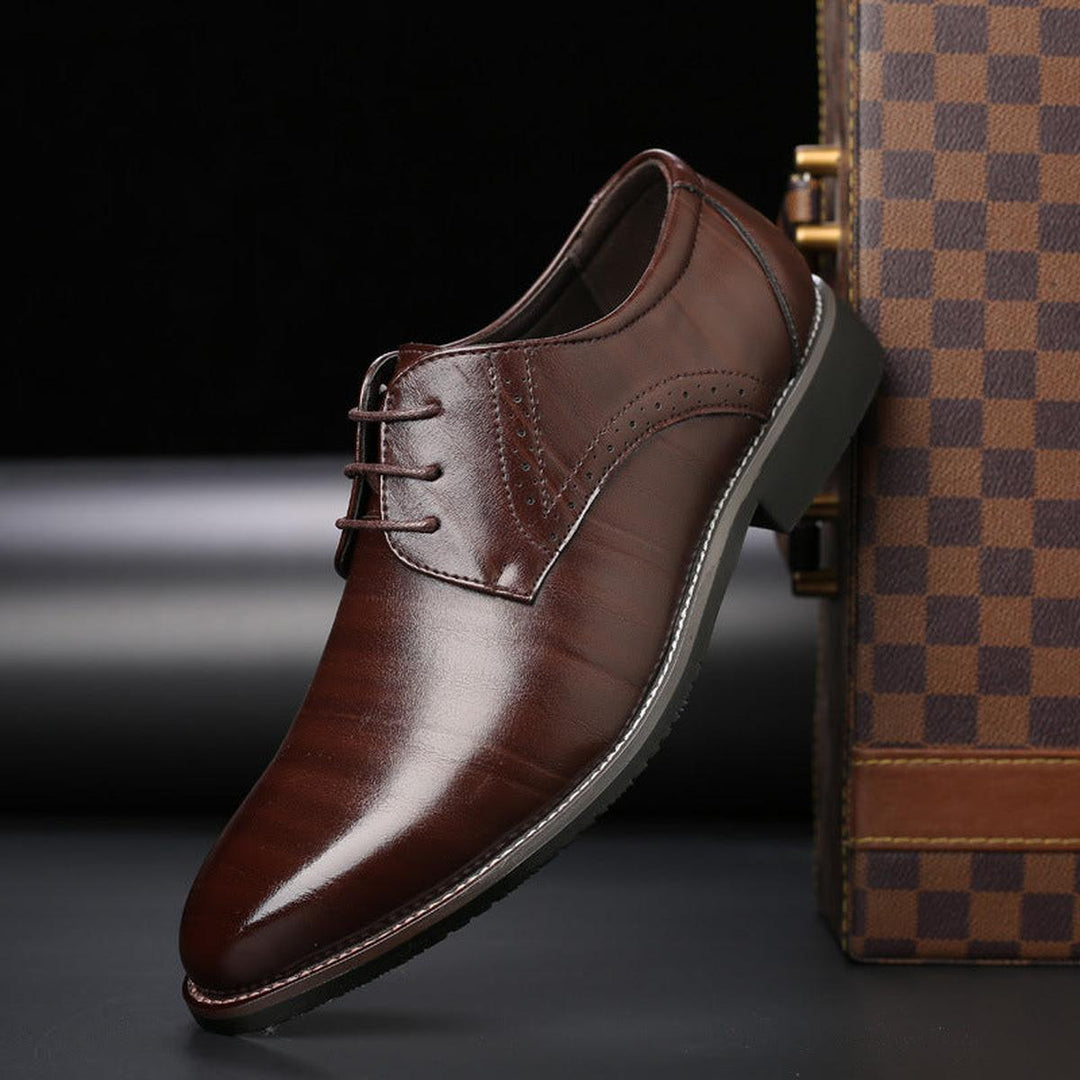 Men's classic black leather lace-up formal dress shoes, perfect for business or elegant occasions.