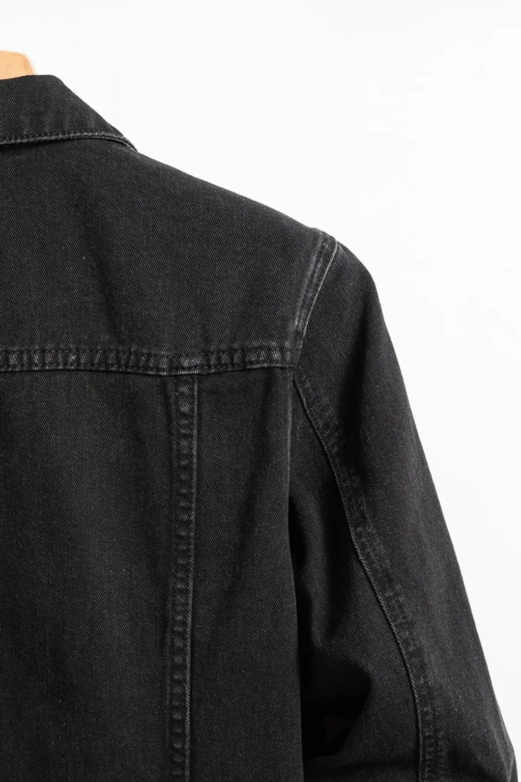 Durable blue denim jacket for men, classic fit. Features a button-up closure, perfect for timeless outerwear.