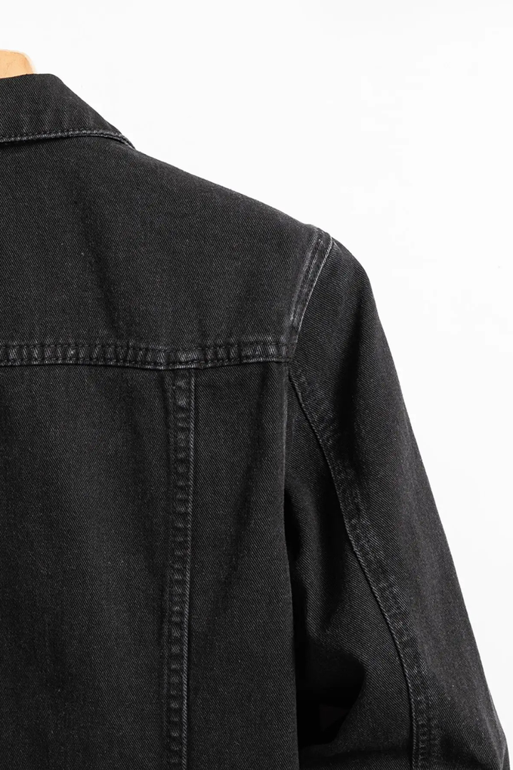 Durable blue denim jacket for men, classic fit. Features a button-up closure, perfect for timeless outerwear.