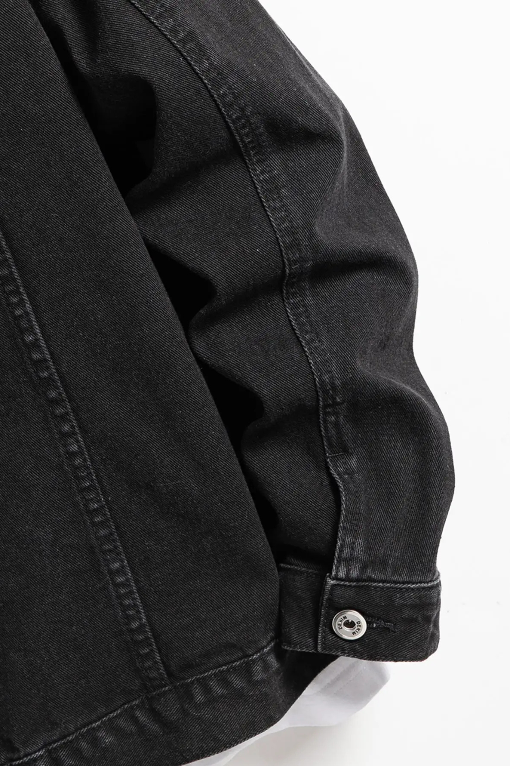 Everyday men's denim jacket, classic fit & button-up. A timeless piece for casual wear & stylish layering.