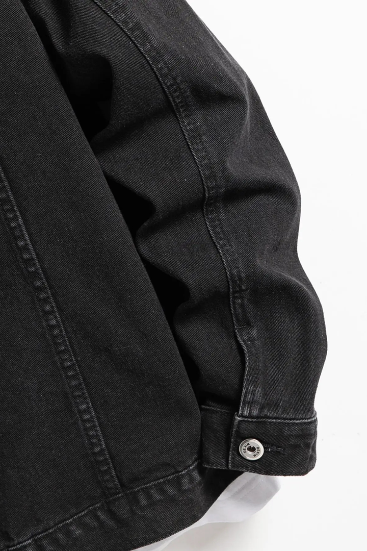 Everyday men's denim jacket, classic fit & button-up. A timeless piece for casual wear & stylish layering.