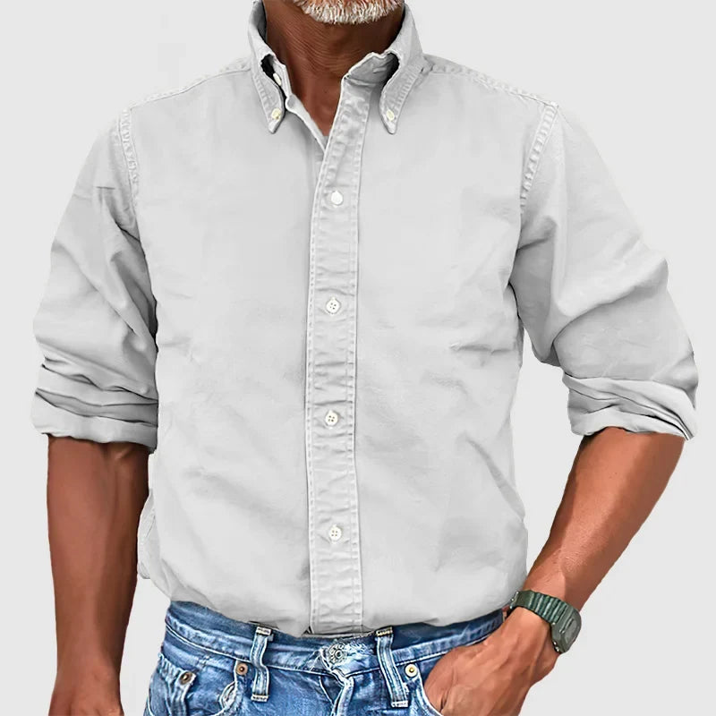 Casual men's long-sleeve button-down shirt, perfect for everyday wear, relaxed fit.